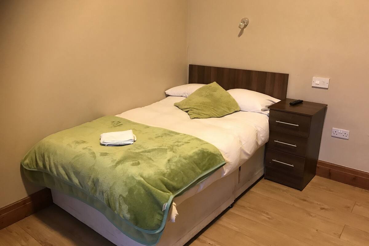Habitación doble Confort, baño compartido | Camas Select Comfort, escritorio, wifi gratis y ropa de cama