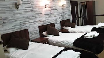 Deluxe Triple Room, Private Bathroom | Makan dalam bilik