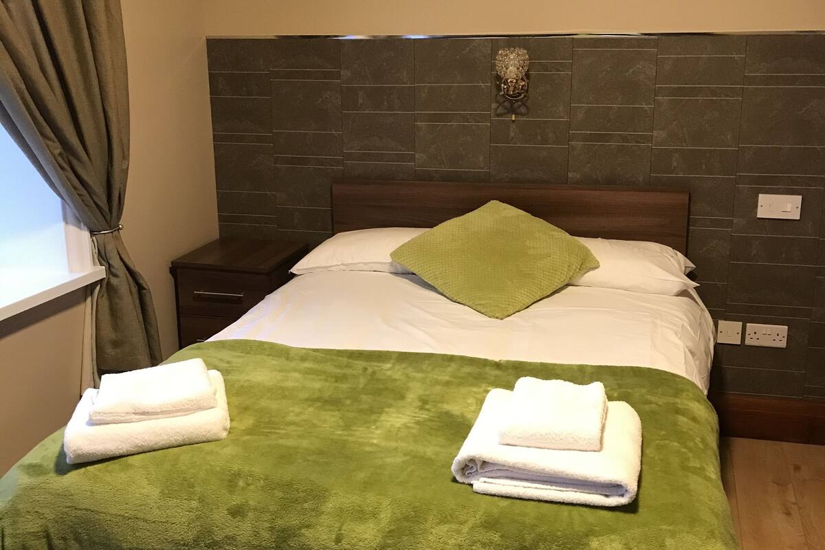 Habitación doble Confort, baño en la habitación | Camas Select Comfort, escritorio, wifi gratis y ropa de cama