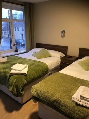 Select Comfort beds, desk, free WiFi, bed sheets - Budget Express Hotel (Durham)