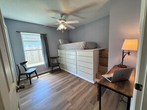 5 多间卧室、办公桌、免费 WiFi、床单