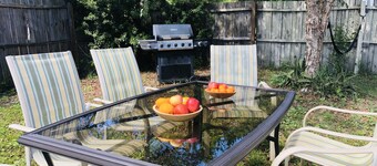 Neu und erschwinglich, 7 Minuten von der Innenstadt von St. Augustine, Grill, hundefreundlich