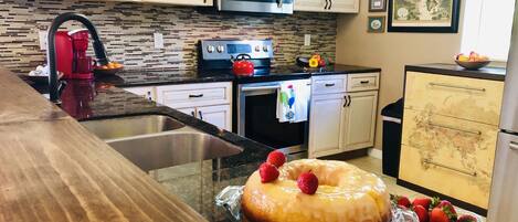 冷蔵庫、電子レンジ、オーブン、コンロ