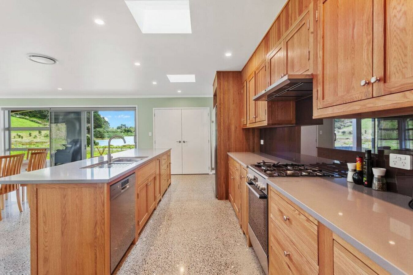 Kylskåp, mikrovågsugn, ugn och spishäll