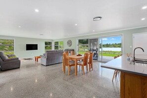 Interior - Kotare Koki · (Kingfisher Corner) (Opotiki)