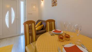 Private kitchen | Espresso maker, coffee/tea maker, fridge, oven