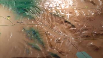 Een topografische kaart die geografische kenmerken zoals bergen, valleien en waterlichamen accentueert.