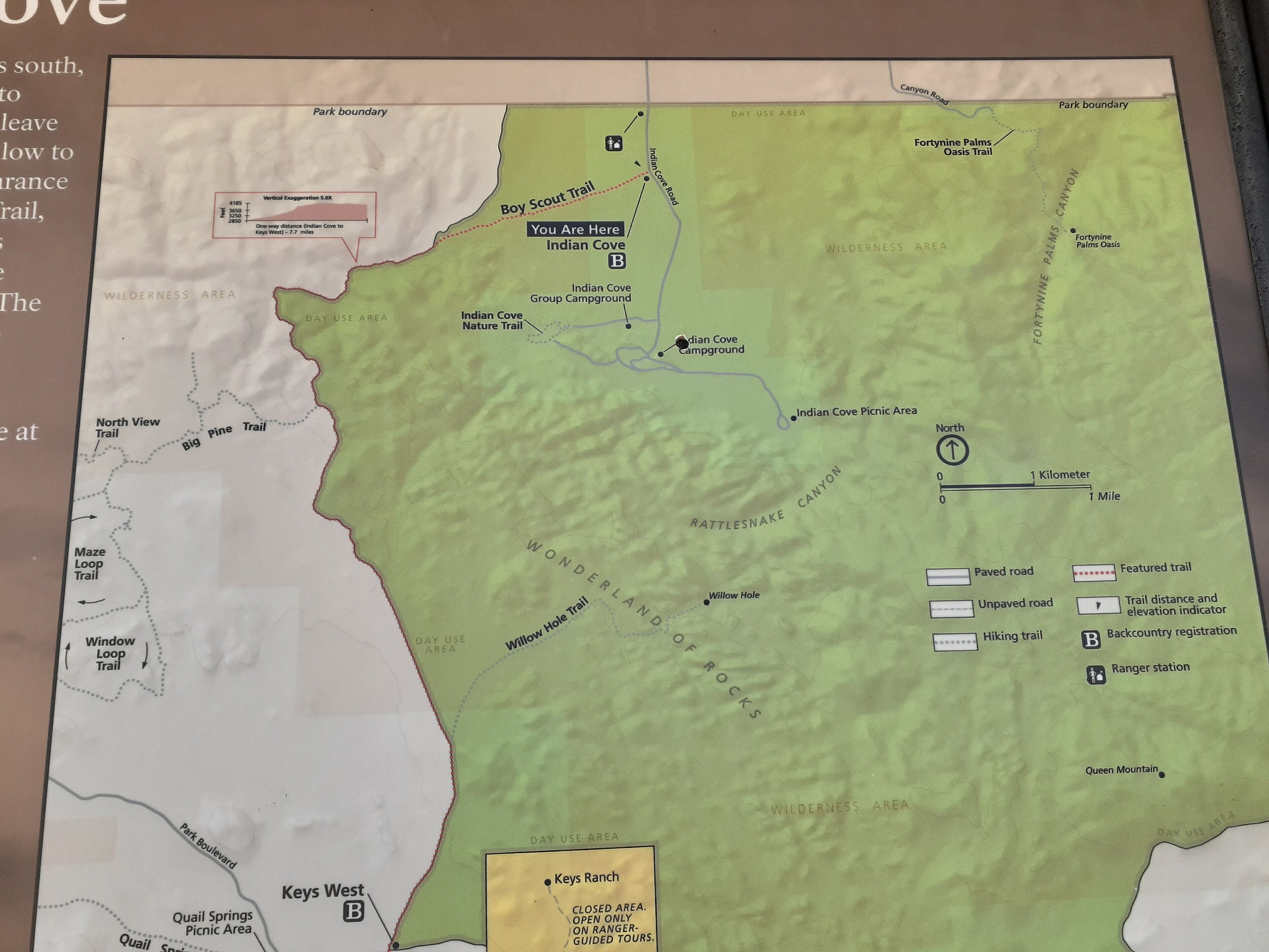 Un mapa de un parque con senderos, zonas de picnic y una estación de guardaparques.