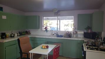 Private Room, 2 Twin Beds, Shared Bathroom | Shared kitchen
