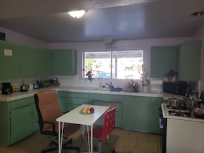 Room, 1 Bedroom - Shared Bath | Cozinha compartilhada | Refrigerador em uma área comum, micro-ondas, fogão, cooktop