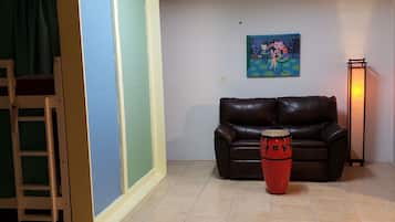 Shared Dormitory - Shared Bath | 1 間臥室、遮光布/窗簾、免費無線上網、床單