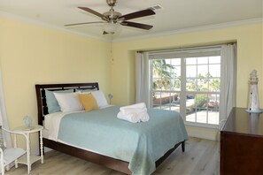 2 Schlafzimmer, Betten mit Memory-Foam-Matratzen, Bügeleisen/Bügelbrett