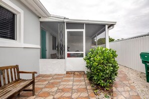 Terrace/patio - Spacious Duplex Near MIA & Port (Miami)
