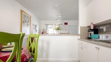 Kylskåp, mikrovågsugn, ugn och spishäll