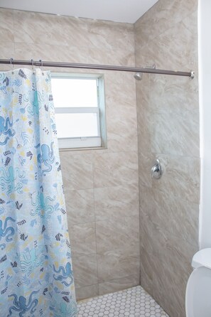 Secadora de cabello, toallas, papel de baño 