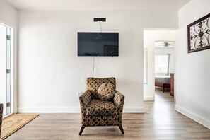 TV, Netflix, streaming services - Spacious Duplex Near MIA & Port (Miami)