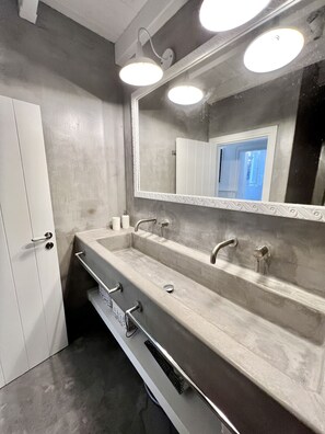 Een douche, een haardroger, handdoeken, zeep