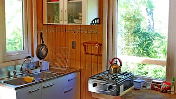 Ofen, Herdplatte, Wasserkocher mit Kaffee-/Teezubehör, Toaster