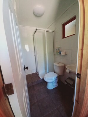 Doccia, asciugacapelli, asciugamani, sapone
