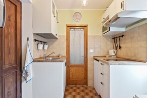 Kjøleskap, mikrobølgeovn og kokeplater