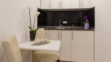 Fridge, stovetop, electric kettle, cookware/dishes/utensils