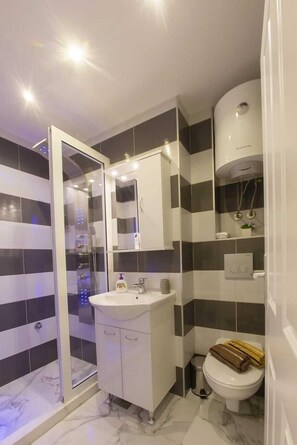 Shower, free toiletries, hair dryer, slippers - Apartments Aida (Mostar)