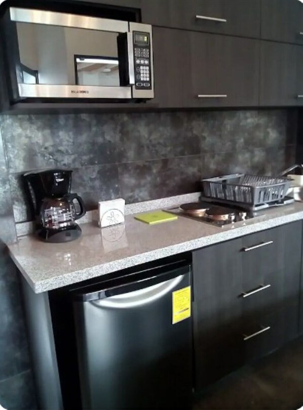 Réfrigérateur, micro-ondes, four, plaque de cuisson