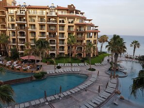 Una piscina al aire libre, una piscina climatizada