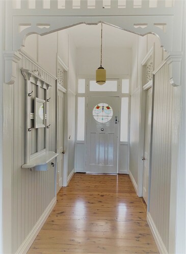 Renovated Queenslander with a pool - close to town!