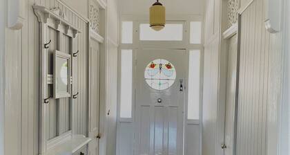 Renovated Queenslander with a pool - close to town!