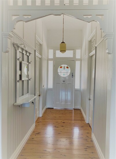 Renovated Queenslander with a pool - close to town!