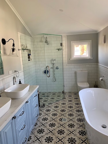 Renovated Queenslander with a pool - close to town!