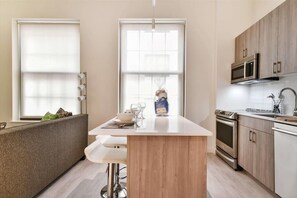 ثلاجة، ميكروويف، فرن، موقد طهي مسطح