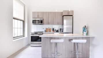 Geladeira, micro-ondas, fogão, cooktop