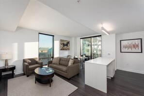 Smart-tv, eldstad och bordsfotboll