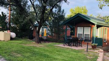 Deluxe Cabin | Front of property