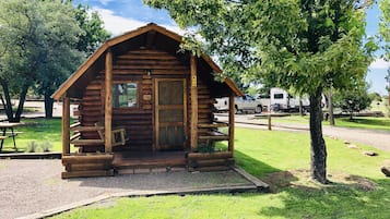 Cabane, plusieurs lits, salle de bains commune