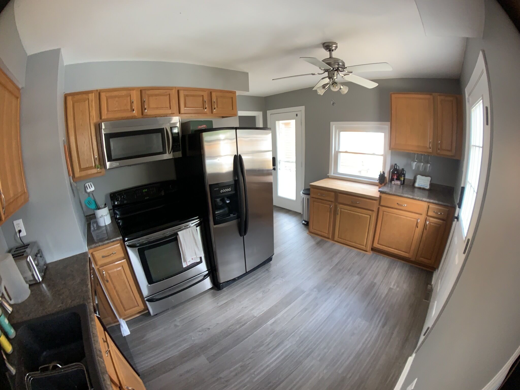 Kjøleskap, mikrobølgeovn, ovn og kokeplater