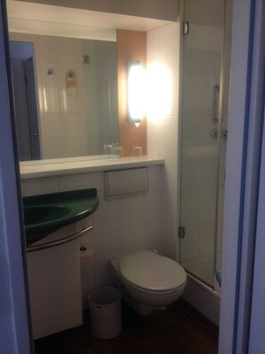 Shower, hair dryer, towels - Double Room - Hotel ibis Erfurt-Altstadt (Erfurt)