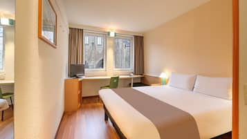 1 bedroom, desk, travel crib, WiFi