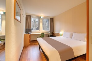 1 bedroom, desk, travel cot, WiFi