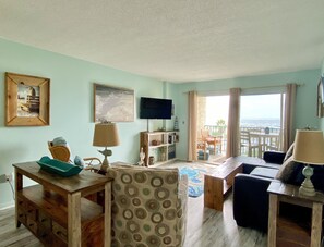 Condo, 3 habitaciones, balcón, frente al mar (6412) | Área de sala de estar | Televisión de pantalla plana 