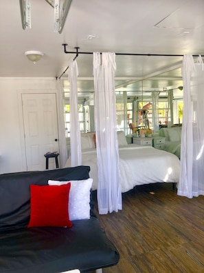 Memory-foam beds, blackout curtains, iron/ironing board, free WiFi - Romantic retreat walking distance to wineries (Temecula)