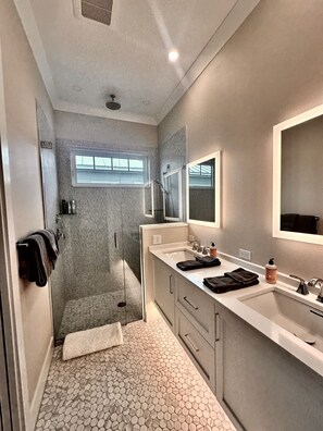 Bruser, hårtørrer, håndklæder, Sæbe