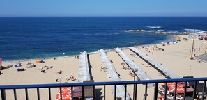 Na praia, espreguiçadeiras 
