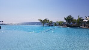 Alberca al aire libre y alberca climatizada