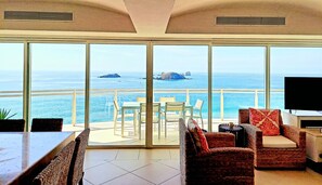 Televisión, reproductor de DVD, tenis de mesa y videoteca 