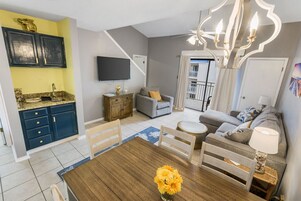 Apartamento, 3 habitaciones, balcón, vistas parciales al mar (330) | Zona de estar | Una televisión de pantalla plana, un reproductor de DVD