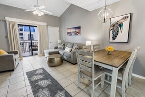 公寓式客房, 3 间卧室, 阳台, 部分海洋景观 (330) | 起居区 | 平板电视、DVD 播放器