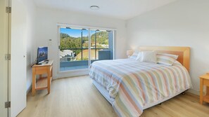 3 bedrooms, iron/ironing board, Internet, bed sheets - Hi Tide 3 - Perfect Position (AVOCA BEACH)